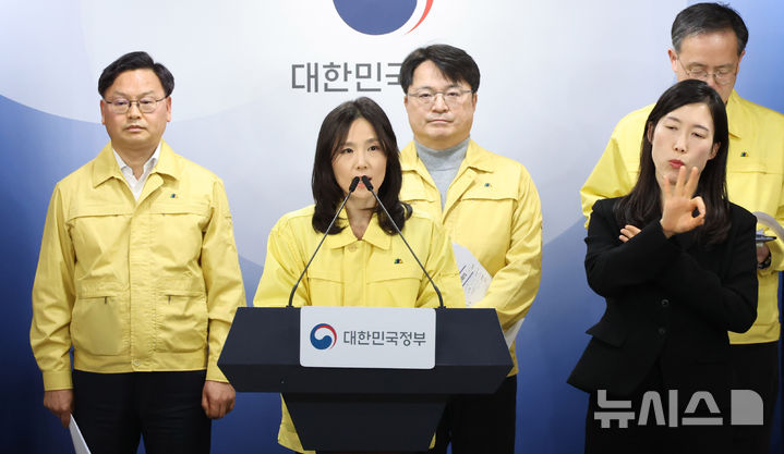 [서울=뉴시스] 추상철 기자 = 김진아 외교부 2차관이 2일 오후 서울 종로구 정부서울청사에서 열린 중동 상황점검 관련 긴급 관계부처회의 후 브리핑을 하고 있다. 2026.03.02. scchoo@newsis.com