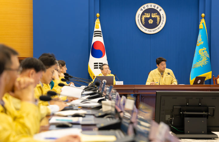 [서울=뉴시스] 고범준 기자 = 강훈식 비서실장이 2일 청와대에서 주간업무회의를 주재하며 현안 점검을 하고 있다. (사진=청와대 제공) 2026.03.02. photo@newsis.com *재판매 및 DB 금지