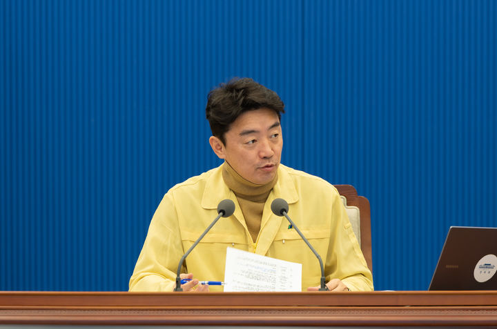 [서울=뉴시스] 고범준 기자 = 강훈식 비서실장이 2일 청와대에서 주간업무회의를 주재하며 현안 점검을 하고 있다. (사진=청와대 제공) 2026.03.02. photo@newsis.com *재판매 및 DB 금지