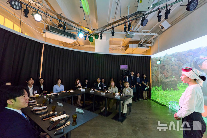 [싱가포르=뉴시스] 최동준 기자 = 김혜경 여사가 2일(현지 시간) 싱가포르 해녀의 부엌에서 관광 활성화를 위한 간담회를 하고 있다. (공동취재) 2026.03.02. photocdj@newsis.com