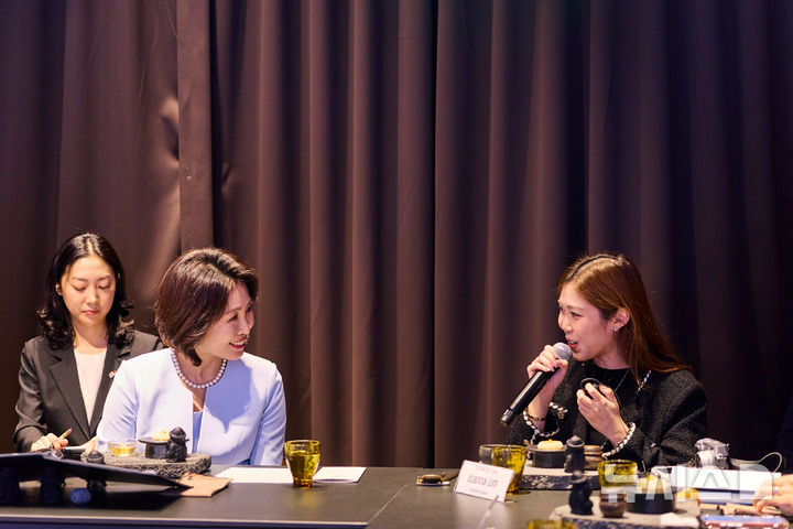 [싱가포르=뉴시스] 최동준 기자 = 김혜경 여사가 2일(현지 시간) 싱가포르 해녀의 부엌에서 관광 활성화를 위한 간담회를 하고 있다. (공동취재) 2026.03.02. photocdj@newsis.com