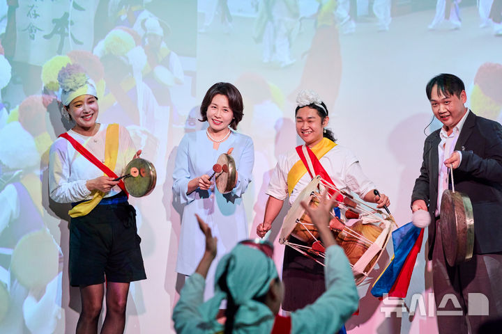 [싱가포르=뉴시스] 최동준 기자 = 김혜경 여사가 2일(현지 시간) 싱가포르 해녀의 부엌에서 열린 관광 활성화를 위한 간담회에서 참석자들과 공연을 하고 있다. (공동취재) 2026.03.02. photocdj@newsis.com