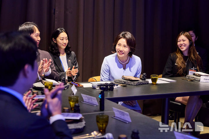 [싱가포르=뉴시스] 최동준 기자 = 김혜경 여사가 2일(현지 시간) 싱가포르 해녀의 부엌에서 관광 활성화를 위한 간담회를 하고 있다. (공동취재) 2026.03.02. photocdj@newsis.com