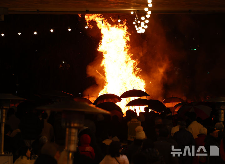 [서울=뉴시스] 이영환 기자 = 정월대보름을 하루 앞둔 2일 오후 서울 서초구 양재천 영동1교 인근에서 열린 제16회 정월대보름 달맞이 대축제에서 달집태우기가 진행되고 있다. 2026.03.02. 20hwan@newsis.com