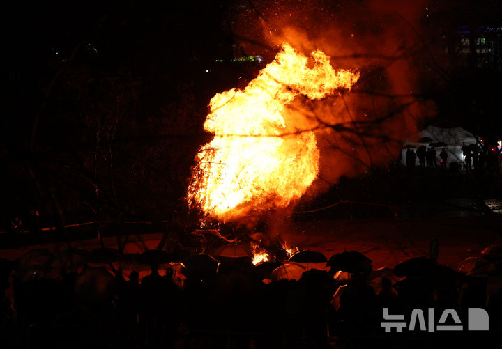[서울=뉴시스] 이영환 기자 = 정월대보름을 하루 앞둔 2일 오후 서울 서초구 양재천 영동1교 인근에서 열린 제16회 정월대보름 달맞이 대축제에서 달집태우기가 진행되고 있다. 2026.03.02. 20hwan@newsis.com