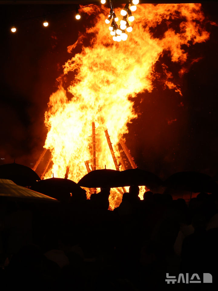 [서울=뉴시스] 이영환 기자 = 정월대보름을 하루 앞둔 2일 오후 서울 서초구 양재천 영동1교 인근에서 열린 제16회 정월대보름 달맞이 대축제에서 달집태우기가 진행되고 있다. 2026.03.02. 20hwan@newsis.com