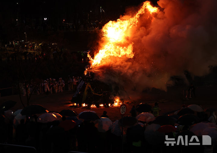 [서울=뉴시스] 이영환 기자 = 정월대보름을 하루 앞둔 2일 오후 서울 서초구 양재천 영동1교 인근에서 열린 제16회 정월대보름 달맞이 대축제에서 달집태우기가 진행되고 있다. 2026.03.02. 20hwan@newsis.com