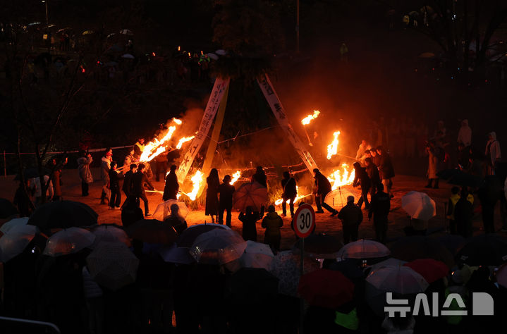 [서울=뉴시스] 이영환 기자 = 정월대보름을 하루 앞둔 2일 오후 서울 서초구 양재천 영동1교 인근에서 열린 제16회 정월대보름 달맞이 대축제에서 달집태우기가 진행되고 있다. 2026.03.02. 20hwan@newsis.com