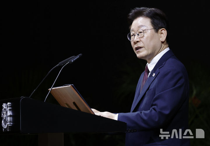 [싱가포르=뉴시스] 최동준 기자 = 싱가포르를 국빈 방문 중인 이재명 대통령이 2일(현지 시간) 한 호텔에서 열린 타르만 샨무가라트남 대통령과 국빈만찬에서 답사를 하고 있다. 2026.03.02. photocdj@newsis.com