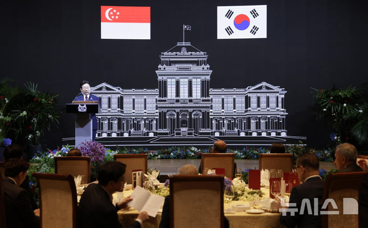 [싱가포르=뉴시스] 최동준 기자 = 싱가포르를 국빈 방문 중인 이재명 대통령이 2일(현지 시간) 한 호텔에서 열린 타르만 샨무가라트남 대통령과 국빈만찬에서 답사를 하고 있다. 2026.03.02. photocdj@newsis.com