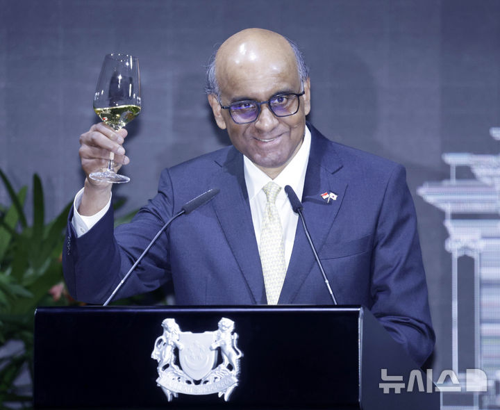 [싱가포르=뉴시스] 최동준 기자 = 타르만 샨무가라트남 싱가포르 대통령이 2일(현지 시간) 한 호텔에서 열린 국빈만찬에서 이재명 대통령과 건배 제의를 하고 있다. 2026.03.02. photocdj@newsis.com