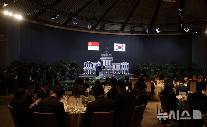 [싱가포르=뉴시스] 최동준 기자 = 싱가포르를 국빈 방문 중인 이재명 대통령이 2일(현지 시간) 한 호텔에서 열린 타르만 샨무가라트남 대통령과 국빈만찬에서 답사를 하고 있다. 2026.03.02. photocdj@newsis.com