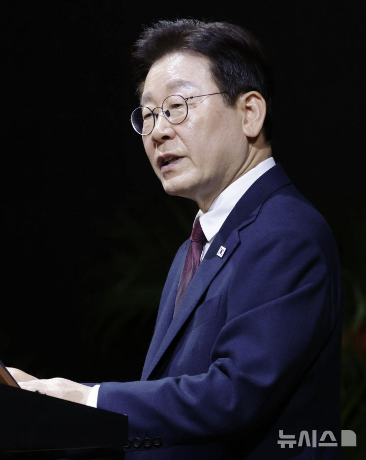 [싱가포르=뉴시스] 최동준 기자 = 싱가포르를 국빈 방문 중인 이재명 대통령이 2일(현지 시간) 한 호텔에서 열린 타르만 샨무가라트남 대통령과 국빈만찬에서 답사를 하고 있다. 2026.03.02. photocdj@newsis.com