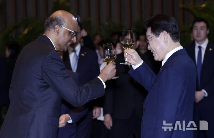 李 "만찬 장소 북미정상회담 주선한 곳이라 뜻깊어"…타르만 대통령 "BTS 공연 기뻐"(종합)