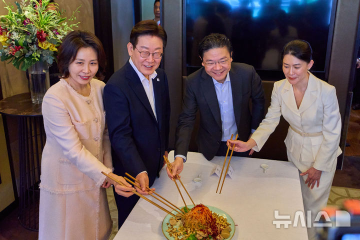 [싱가포르=뉴시스] 최동준 기자 = 싱가포르를 국빈 방문 중인 이재명 대통령과 김혜경 여사가 2일(현지 시간) 한 호텔에서 열린 로렌스 웡 총리, 부인 루 즈 루이 여사와 친교오찬에서 재료 하나씩을 더하며 덕담을 나눈다는 싱가포르 전통 음식인 생선회 샐러드 유생을 함께 비비고 있다. (공동취재) 2026.03.02. photocdj@newsis.com
