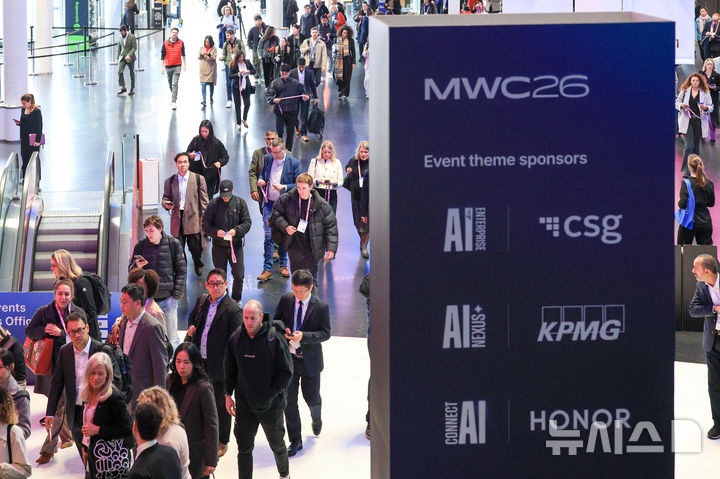 [바르셀로나=뉴시스] 사진공동취재단 = 2일(현지시간) 스페인 바르셀로나 피라 그란 비아 전시장에서 열린 '모바일 월드 콩그레스(MWC)2026'을 찾은 관람객들로 붐비고 있다. 2026.03.02. photo@newsis.com