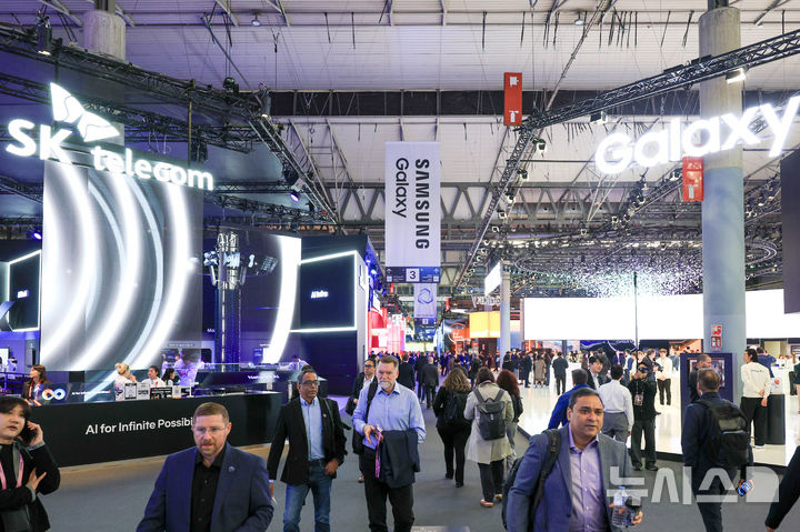 [바르셀로나=뉴시스] 사진공동취재단 = 2일(현지시간) 스페인 바르셀로나 피라 그란 비아 전시장에서 열린 '모바일 월드 콩그레스(MWC)2026'을 찾은 관람객들로 붐비고 있다. 2026.03.02. photo@newsis.com