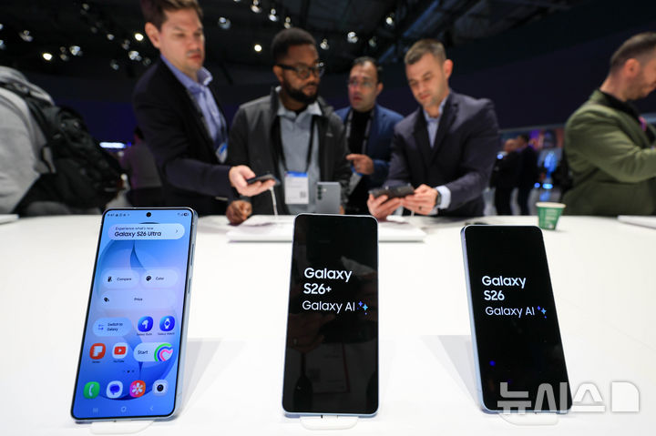 [바르셀로나=뉴시스] 사진공동취재단 = 2일(현지시간) 스페인 바르셀로나 피라 그란 비아 전시장에서 열린 '모바일 월드 콩그레스(MWC)2026'에서 삼성전자 갤럭시 부스를 찾은 참가자들이 갤럭시S26 울트라를 체험 하고 있다. 2026.03.02. photo@newsis.com