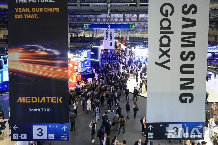 [바르셀로나=뉴시스] 사진공동취재단 = 2일(현지시간) 스페인 바르셀로나 피라 그란 비아 전시장에서 열린 '모바일 월드 콩그레스(MWC)2026'을 찾은 참가자들로 붐비고 있다. 2026.03.02. photo@newsis.com