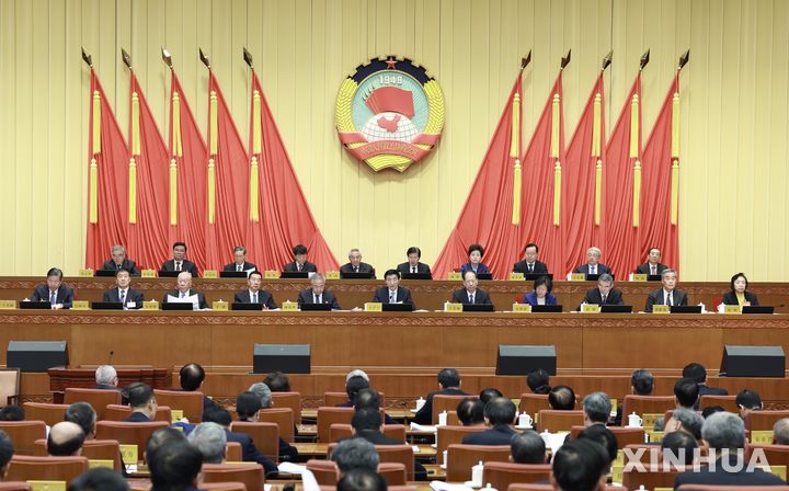 [베이징=신화/뉴시스] 왕후닝 전국인민정치협상회의(정협) 주석이 2일 베이징에서 열린 상무위원회 제15차 회의를 주재하고 있다. 2026.03.03
