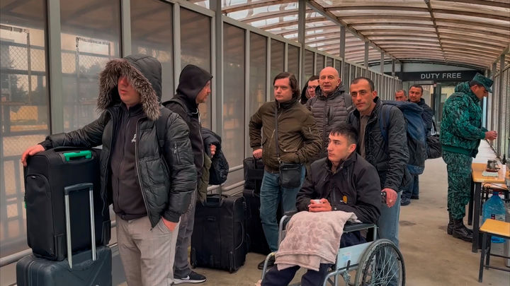 [아스타라=AP/뉴시스] 2일(현지 시간) 미국과 이스라엘의 공습으로 이란을 떠난 다양한 국적의 사람들이 이란과 국경인 아제르바이잔 남부 아스타라 검문소를 통해 아제르바이잔으로 입국하고 있다. 2026.03.03.