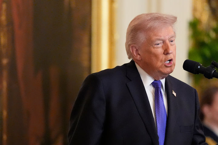 [워싱턴=AP/뉴시스]도널드 트럼프 미국 대통령이 2일(현지 시간) 미국 워싱턴DC 백악관 이스트룸에서 열린 명예훈장 수여식에서 연설하고 있다. 2026.03.03.