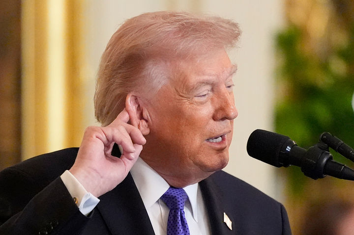 [워싱턴=AP/뉴시스]도널드 트럼프 미국 대통령은 2일(현지 시간) 이란이 핵 프로그램 재건 시도를 하지 말라는 경고를 무시했다고 밝혔다. 사진은 트럼프 대통령이 2일 미국 워싱턴DC 백악관 이스트룸에서 열린 명예훈장 수여식에서 연설하고 있는 모습. 2026.03.03.