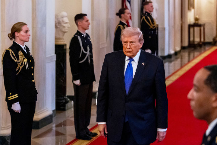 [워싱턴=AP/뉴시스] 도널드 트럼프 미국 대통령이 2일(현지 시간) 워싱턴 백악관 이스트룸에서 열린 명예 훈장 수여식에 참석하고 있다. 2026.03.03.