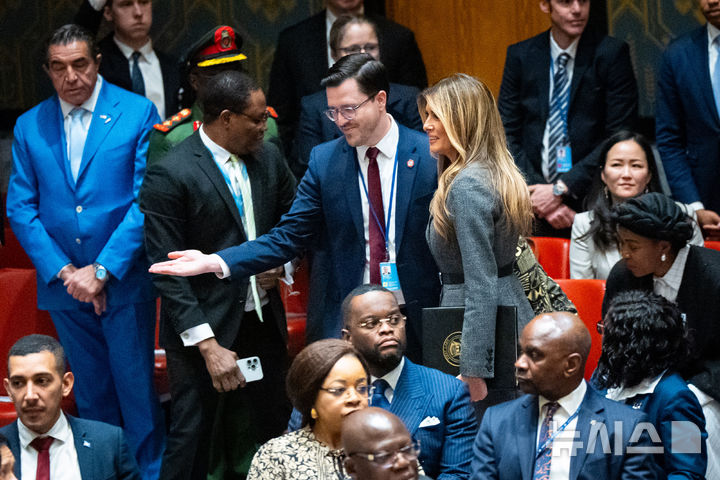 [뉴욕=AP/뉴시스] 도널드 트럼프 미국 대통령의 부인 멜라니아 여사가 2일(현지 시간) 뉴욕 유엔본부에서 열린 유엔안전보장이사회(안보리) 회의에 참석하고 있다. 이날 멜라니아 여사는 '분쟁 속의 아동, 기술, 교육'을 주제로 회의를 주재했다. 현직 국가 원수의 배우자가 안보리 공식 회의를 주재하는 것은 이번이 처음이다. 2026.03.03.