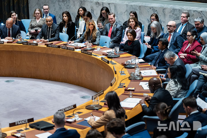 [뉴욕=AP/뉴시스] 도널드 트럼프 미국 대통령의 부인 멜라니아 여사가 2일(현지 시간) 뉴욕 유엔본부에서 유엔안전보장이사회(안보리) 회의를 주재하고 있다. 멜라니아 여사는 '분쟁 속의 아동, 기술, 교육'을 주제로 회의를 주재했다. 현직 국가 원수의 배우자가 안보리 공식 회의를 주재하는 것은 이번이 처음이다. 2026.03.03.