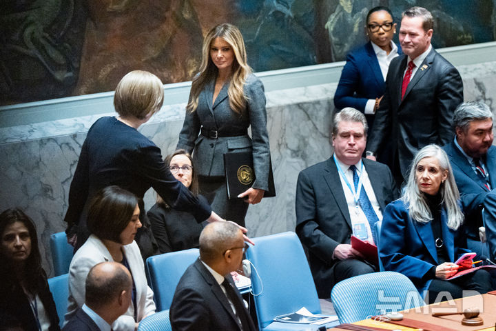 [뉴욕=AP/뉴시스] 도널드 트럼프 미국 대통령의 부인 멜라니아 여사가 2일(현지 시간) 뉴욕 유엔본부에서 열린 유엔안전보장이사회(안보리) 회의에 참석하고 있다. 이날 멜라니아 여사는 '분쟁 속의 아동, 기술, 교육'을 주제로 회의를 주재했다. 현직 국가 원수의 배우자가 안보리 공식 회의를 주재하는 것은 이번이 처음이다. 2026.03.03.