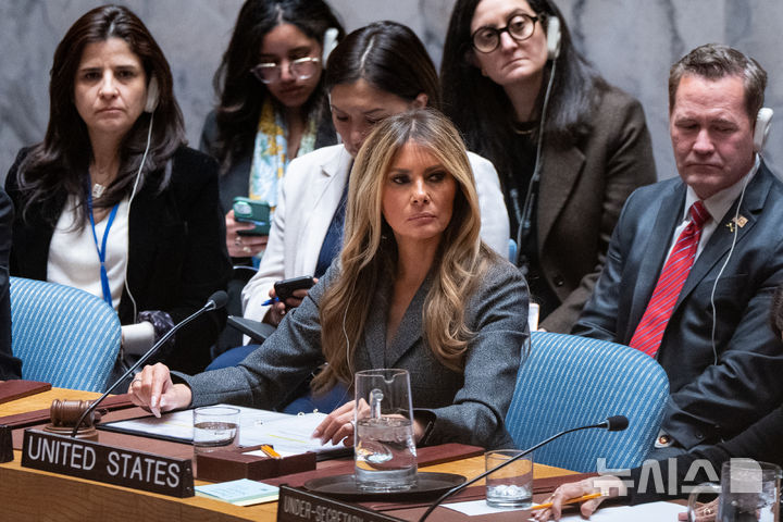 [뉴욕=AP/뉴시스] 도널드 트럼프 미국 대통령의 부인 멜라니아 여사가 2일(현지 시간) 뉴욕 유엔본부에서 유엔안전보장이사회(안보리) 회의를 주재하고 있다. 멜라니아 여사는 '분쟁 속의 아동, 기술, 교육'을 주제로 회의를 주재했다. 현직 국가 원수의 배우자가 안보리 공식 회의를 주재하는 것은 이번이 처음이다. 2026.03.03.