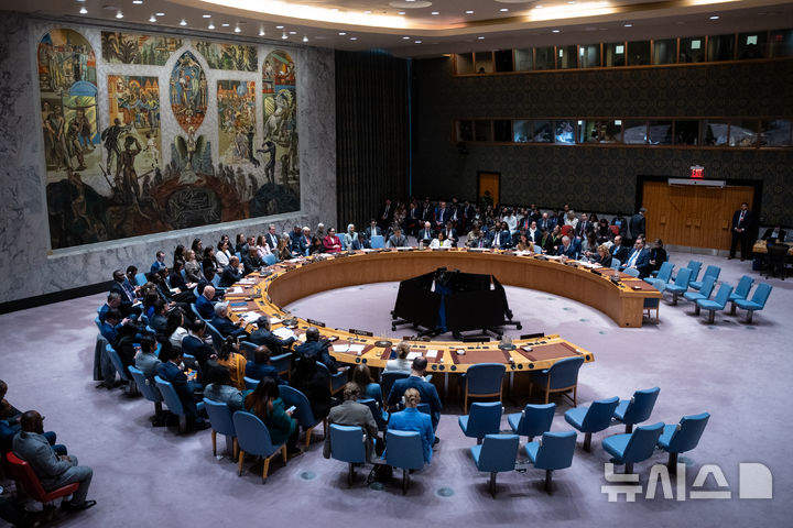 [뉴욕=AP/뉴시스] 도널드 트럼프 미국 대통령의 부인 멜라니아 여사가 2일(현지 시간) 뉴욕 유엔본부에서 유엔안전보장이사회(안보리) 회의를 주재하고 있다. 멜라니아 여사는 '분쟁 속의 아동, 기술, 교육'을 주제로 회의를 주재했다. 현직 국가 원수의 배우자가 안보리 공식 회의를 주재하는 것은 이번이 처음이다. 2026.03.03.