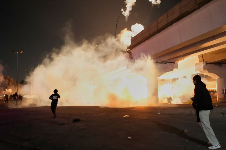 [바그다드=AP/뉴시스]2일(현지 시간) 이라크 바그다드 미국 대사관 인근 다리에서 시위대를 해산시키기 위해 보안군이 최루탄을 발하사고 있다. 2026.03.03.