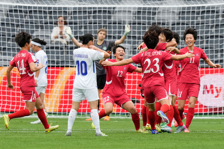 [시드니=AP/뉴시스] 북한 여자 축구 선수들이 3일(현지 시간) 호주 시드니 컴뱅크 스타디움에서 열린 2026 아시아축구연맹(AFC) 조별 리그 B조 1차전 우즈베키스탄과 경기 전반 6분 명유정의 선제골에 환호하고 있다. 2026.03.03.