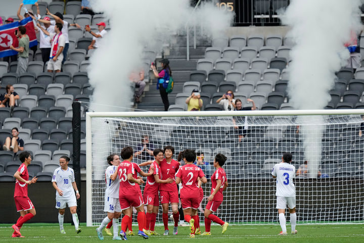 [시드니=AP/뉴시스] 북한 여자 축구 선수들이 3일(현지 시간) 호주 시드니 컴뱅크 스타디움에서 열린 2026 아시아축구연맹(AFC) 조별 리그 B조 1차전 우즈베키스탄과 경기 전반 24분 명유정(7)의 멀티 골에 환호하고 있다. 2026.03.03.