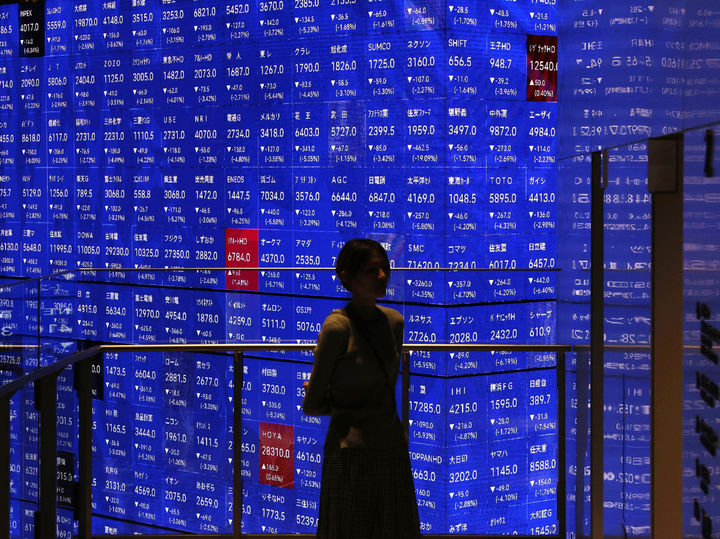 [도쿄=교도·AP/뉴시스]지난 3일 일본 도쿄에서 도쿄증시 주가를 보여주는 전광판 앞에 한 시민이 지나하고 있다. 2026.03.06.