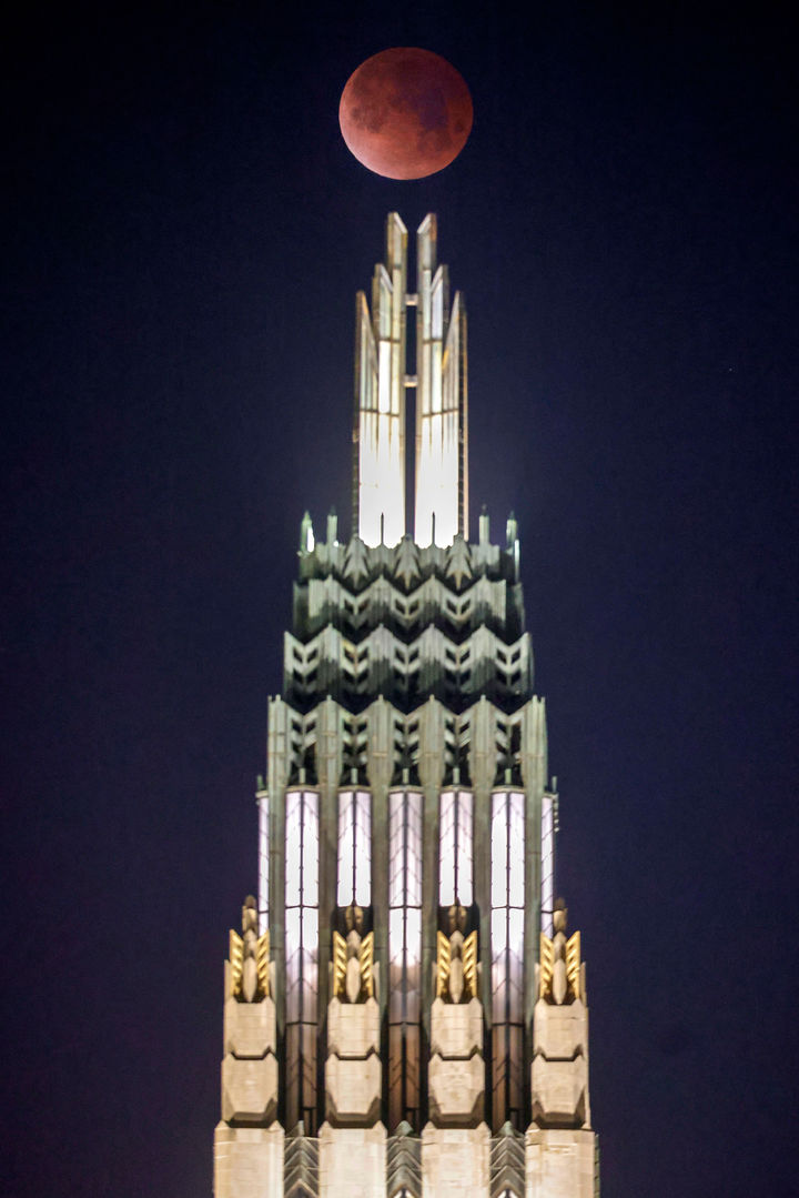 [털사=AP/뉴시스] 3일(현지 시간) 미 오클라호마주 털사 보스턴 애비뉴 연합감리교회 뒤 상공에서 3월 보름달 ‘웜 문'(Worm Moon)의 개기월식이 진행되고 있다. 2026.03.04.