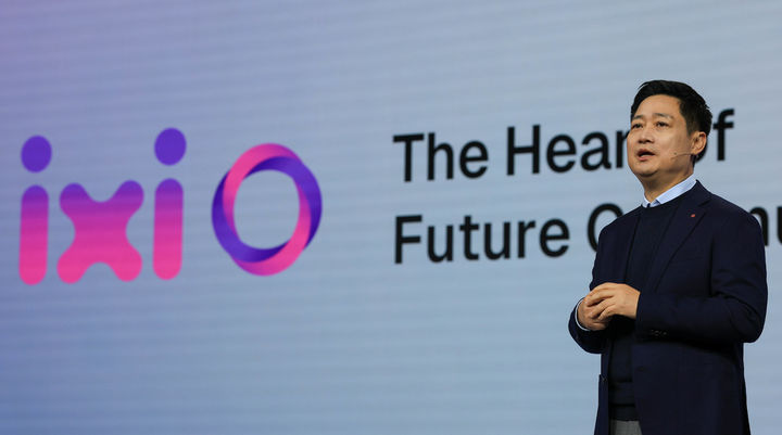 [바르셀로나(스페인)=뉴시스] 홍범식 LG유플 스페인 바르셀로나에서 열린 2일(현지시간) MWC26 개막 기조연설 무대에서 인공지능(AI) 콜 에이전트 익시오(ixi-O)를 통해 음성 커뮤니케이션의 새로운 미래를 열어 가겠다는 비전을 제시했다. (사진=LGU+ 제공) *재판매 및 DB 금지