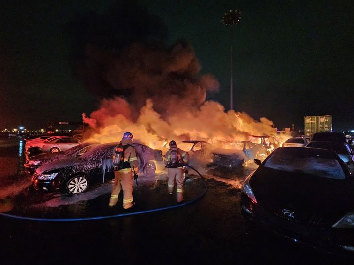 인천항 남항 인근 중고차 장치장 화재 현장. (사진=인천소방본부 제공) *재판매 및 DB 금지