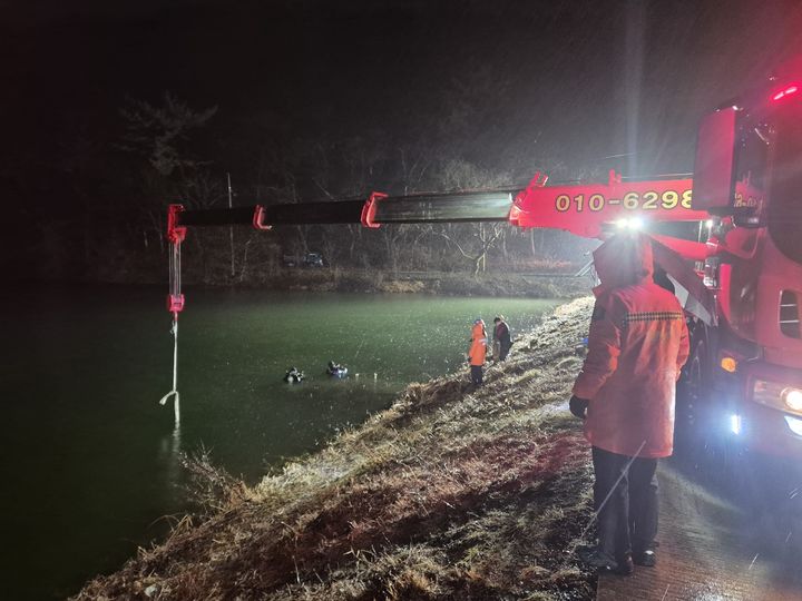 [공주=뉴시스] 지난 2일 오후 6시47분께 충남 공주시 반포면 송곡리 불장골저수지에서 승용차가 저수지로 추락해 현장에 출동한 크레인이 승용차를 인양하고 있다. (사진=공주소방서 제공) 2026.03.03. photo@newsis.com *재판매 및 DB 금지