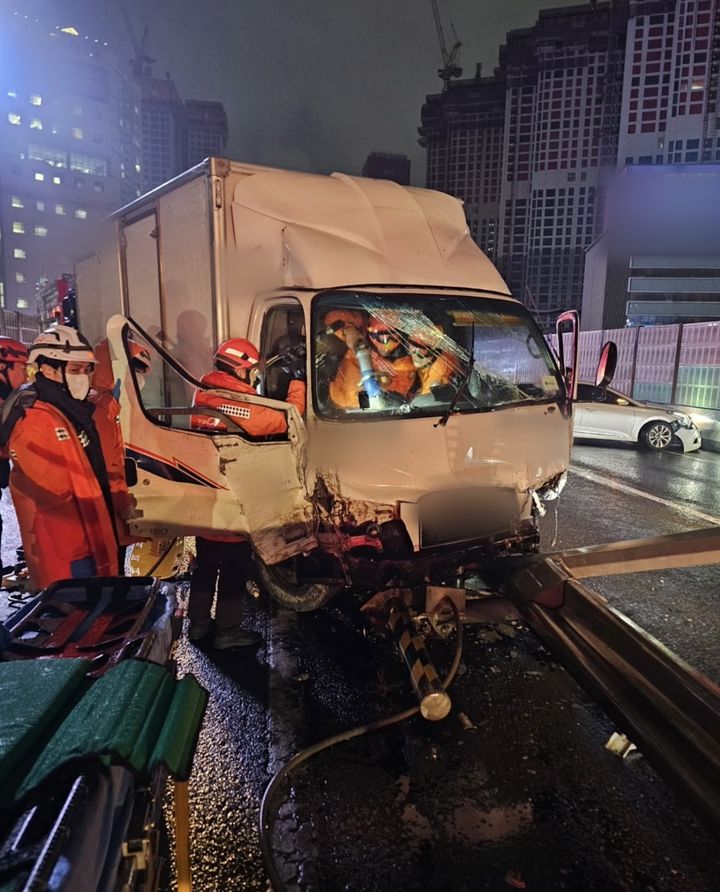 [부산=뉴시스] 2일 오후 부산 동서고가로 진양램프 부근을 달리던 화물차가 도로 중앙 가드레일을 들이받는 사고가 발생, 1명이 다쳤다. (사진=부산경찰청 제공) 2026.03.03. photo@newsis.com *재판매 및 DB 금지