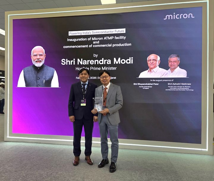 이종진 한미반도체 상무와 이명호 한미반도체 부사장은 지난달 28일 마이크론 인도 최초 반도체 공장 오픈식에 참석했다. 한미반도체는 마이크론 산자이 메르트라 회장으로부터 인도에서 생산한 DDR5 D램 기념패를 받았다. (사진=한미반도체) *재판매 및 DB 금지