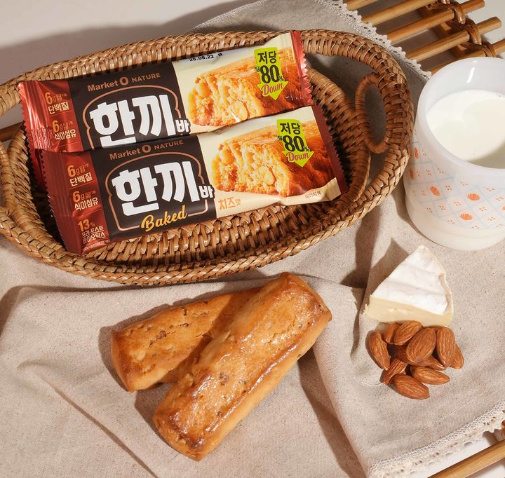 [서울=뉴시스]오리온이 '마켓오네이처 한끼바 치즈맛'을 새롭게 출시했다.(사진=오리온) *재판매 및 DB 금지