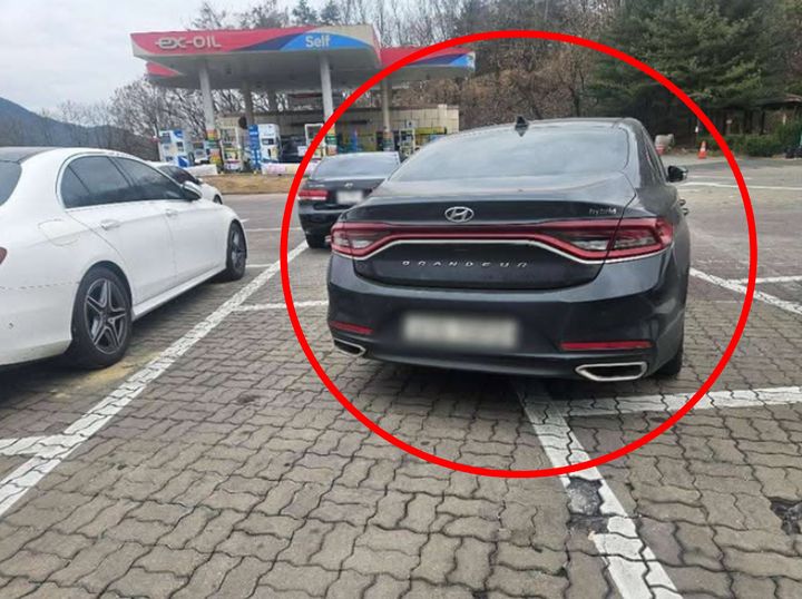 [뉴시스] 지난 1일 온라인 커뮤니티 보배드림에 따르면, 경북 구미 선산휴게소 주차장에서 승용차 한 대가 주차 구역 세 칸을 가로질러 주차된 장면이 공개되며 비판이 제기됐다. 사진=보배드림 캡처 *재판매 및 DB 금지