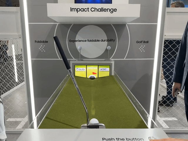 [바르셀로나(스페인)=뉴시스] 심지혜 기자= 삼성디스플레이가 스페인 바르셀로나에서 열리는 세계 최대 이동통신박람회 'MWC26'에서 갤럭시 폴더블폰 디스플레이의 내구성을 테스트하는 시연을 했다.&nbsp; *재판매 및 DB 금지