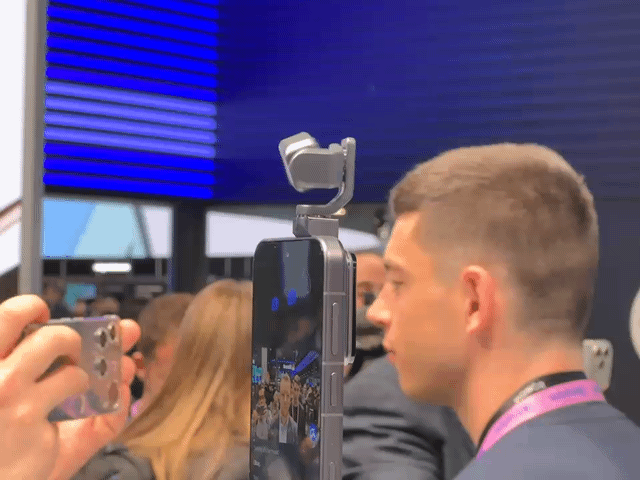 [바르셀로나(스페인)=뉴시스] 심지혜 기자 = 2일(현지 시간) 스페인 바르셀로나에서 개최 중인 MWC26에서 중국 아너가 전시부스에서 선보인 로봇폰 모습. 2026.03.02. siming@newsis.com