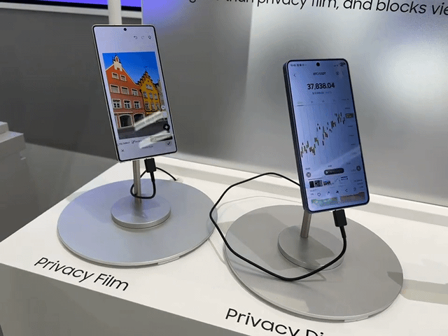 [바르셀로나(스페인)=뉴시스] 삼성디스플레이가 세계 최대 이동통신 박람회 MWC26에서 갤럭시S26 울트라에 적용된 사생활 보호 기능을 소개했다. 사진은 일반 필름을 붙인 스마트폰과 사생활 보호 기능을 적용한 스마트폰. *재판매 및 DB 금지