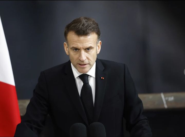 [일롱그섬=AP/뉴시스] 에마뉘엘 마크롱 프랑스 대통령이 2일 북서부 일롱그섬 핵잠수함 기지에서 ‘르 테메레르(용감무쌍하다는 뜻)’ 잠수함 옆에서 연설하고 있다.2026.03.03. *재판매 및 DB 금지