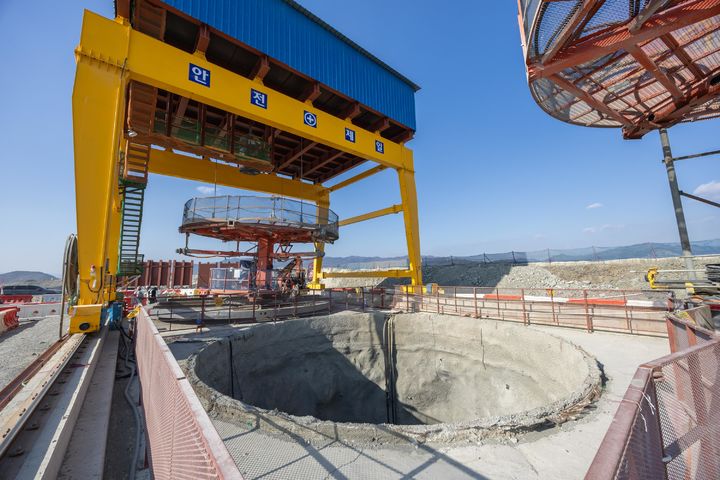 [서울=뉴시스]부산항 신항 북측 컨테이너부두 2단계 항만배후단지 조성 공사 현장에서 갠트리 크레인(문(門)모양의 대형 크레인) 아래로 수직터널 굴착이 완료된 모습 (사진=DL이앤씨 제공) 2026. 3. 3. *재판매 및 DB 금지